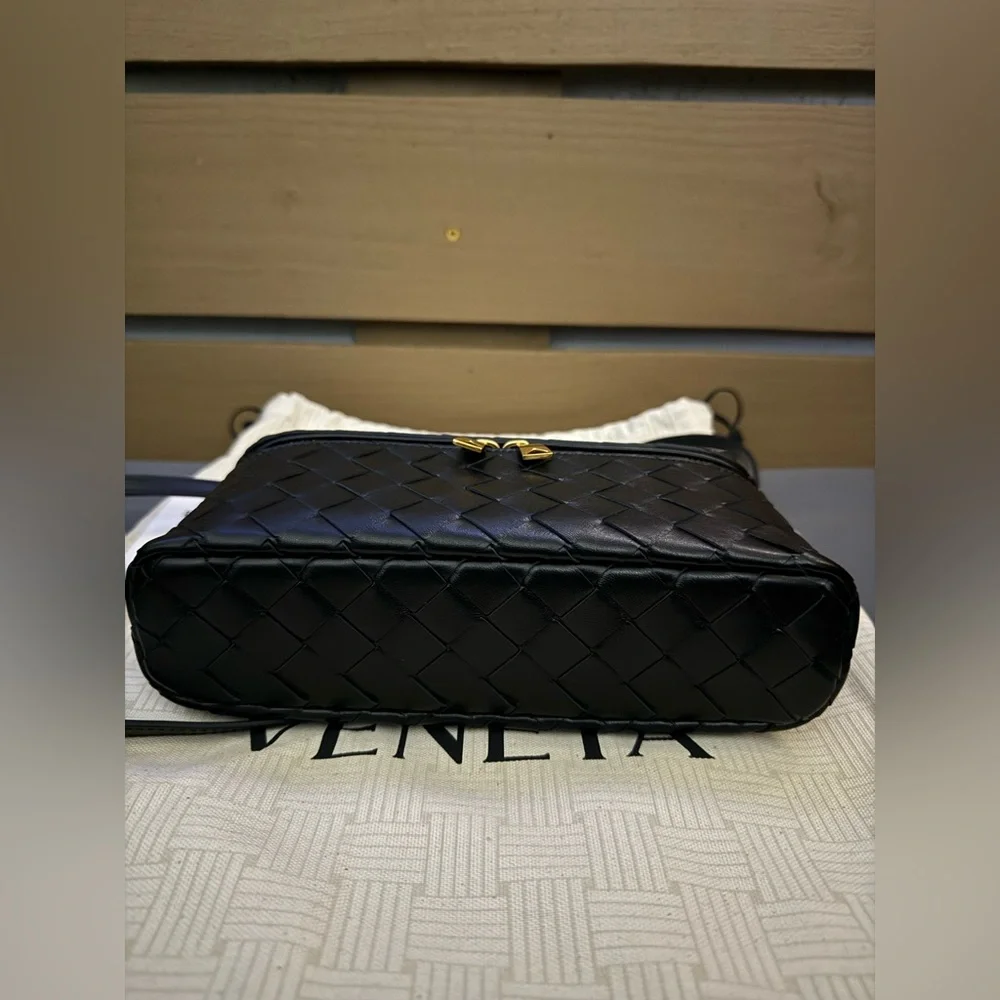 ❗️Sold Bottega Veneta
Intrecciato Leather Convertible
Vanity Case - Picture 5 of 8